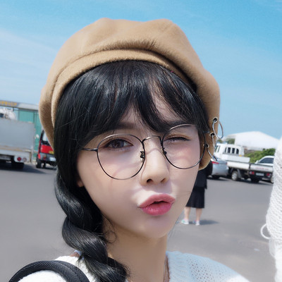 Modern női sapka fém elemekkel