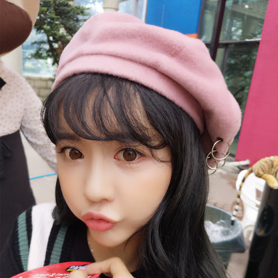 Modern női sapka fém elemekkel