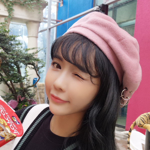 Modern női sapka fém elemekkel