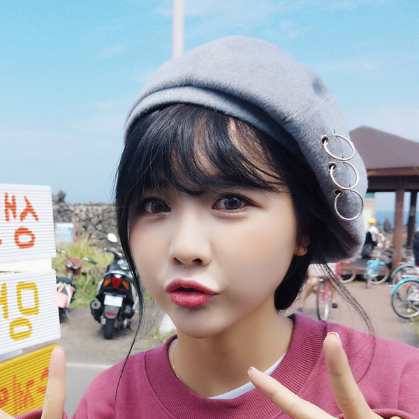 Modern női sapka fém elemekkel