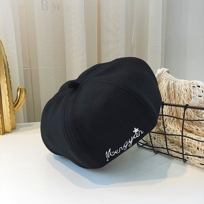 Beretă modernă pentru femei cu inscripție în negru, galben, maro, portocaliu, gri și violet