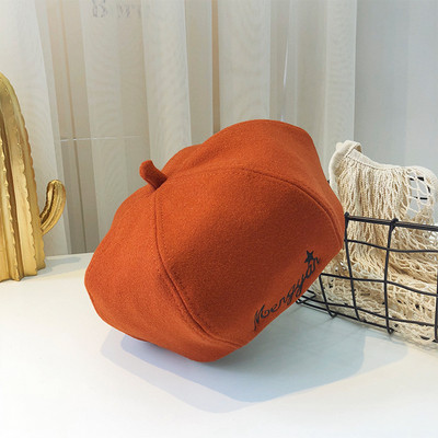 Beretă modernă pentru femei cu inscripție în negru, galben, maro, portocaliu, gri și violet