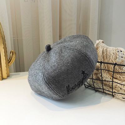 Beretă modernă pentru femei cu inscripție în negru, galben, maro, portocaliu, gri și violet