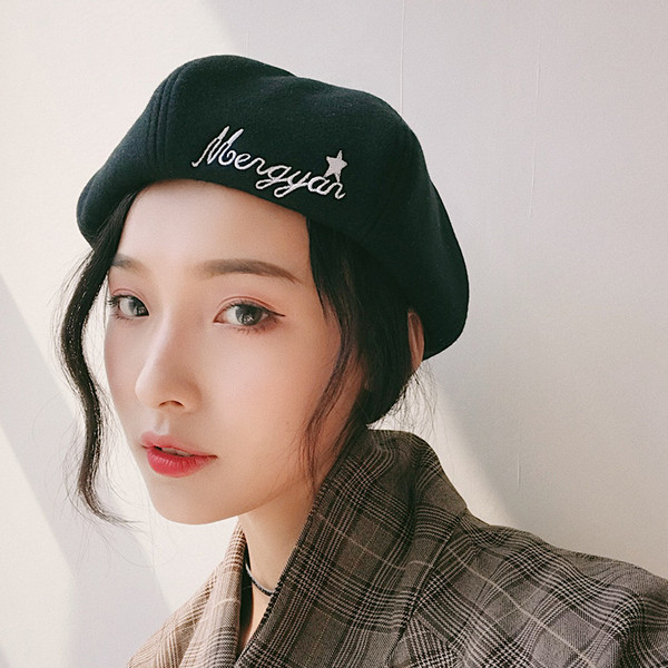 Beretă modernă pentru femei cu inscripție în negru, galben, maro, portocaliu, gri și violet