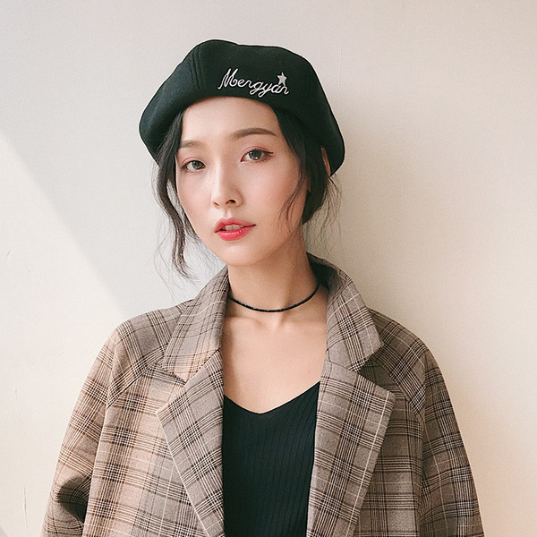 Beretă modernă pentru femei cu inscripție în negru, galben, maro, portocaliu, gri și violet