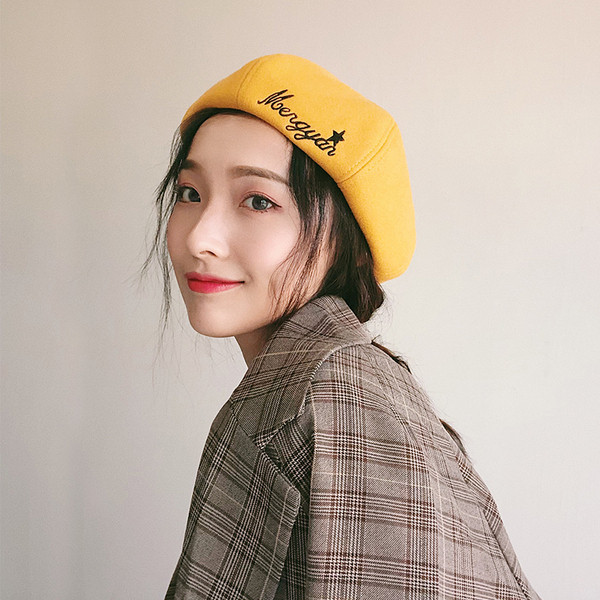 Beretă modernă pentru femei cu inscripție în negru, galben, maro, portocaliu, gri și violet