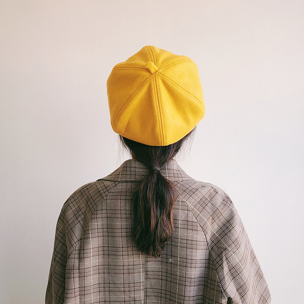 Beretă modernă pentru femei cu inscripție în negru, galben, maro, portocaliu, gri și violet