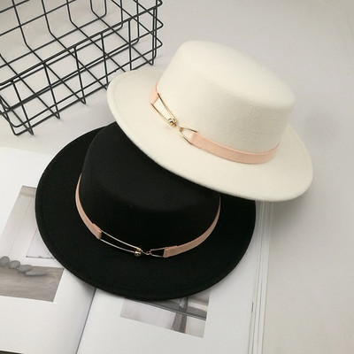 Елегантна дамска шапка с метален елемент в бял, черен, син, кафяв и бордо цвят