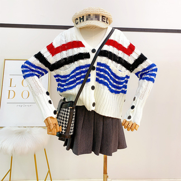 Vesta de dama moderna tricotata cu nasturi