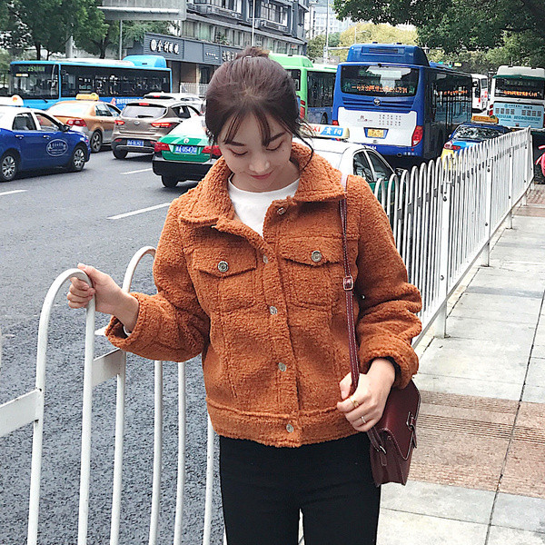 Χειμερινό γυναικείο μπουφάν με κουμπιά σε λευκό και πορτοκαλί χρώμα