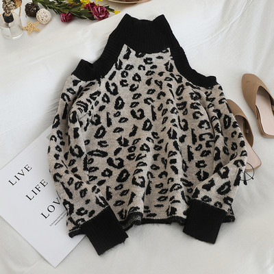 Μοντέρνο γυναικείο πουλόβερμε γυμνούς ώμους και μια λεοπάρδαλη εκτύπωση σε δύο χρώματα