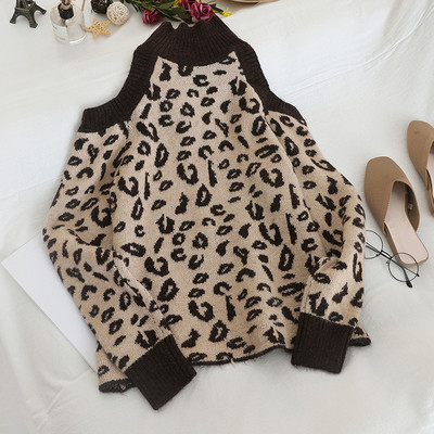 Μοντέρνο γυναικείο πουλόβερμε γυμνούς ώμους και μια λεοπάρδαλη εκτύπωση σε δύο χρώματα