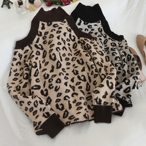 Μοντέρνο γυναικείο πουλόβερμε γυμνούς ώμους και μια λεοπάρδαλη εκτύπωση σε δύο χρώματα
