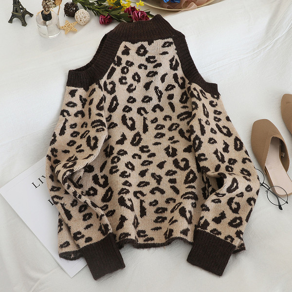Μοντέρνο γυναικείο πουλόβερμε γυμνούς ώμους και μια λεοπάρδαλη εκτύπωση σε δύο χρώματα
