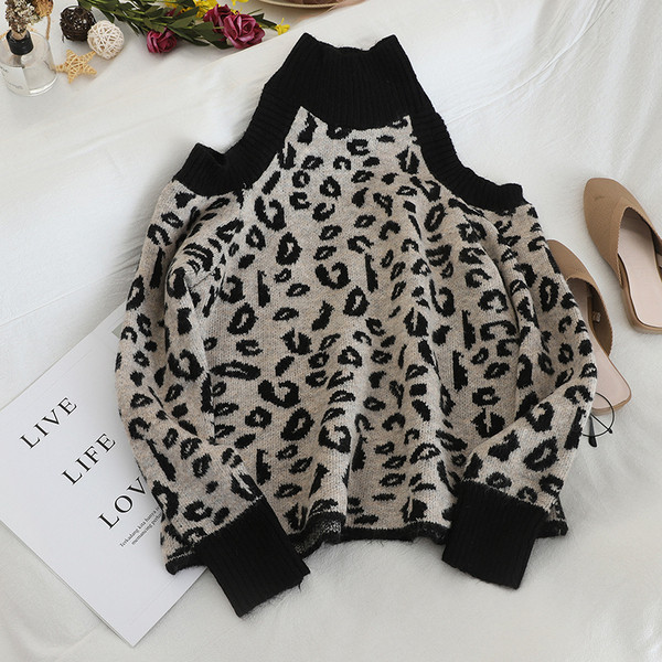 Μοντέρνο γυναικείο πουλόβερμε γυμνούς ώμους και μια λεοπάρδαλη εκτύπωση σε δύο χρώματα