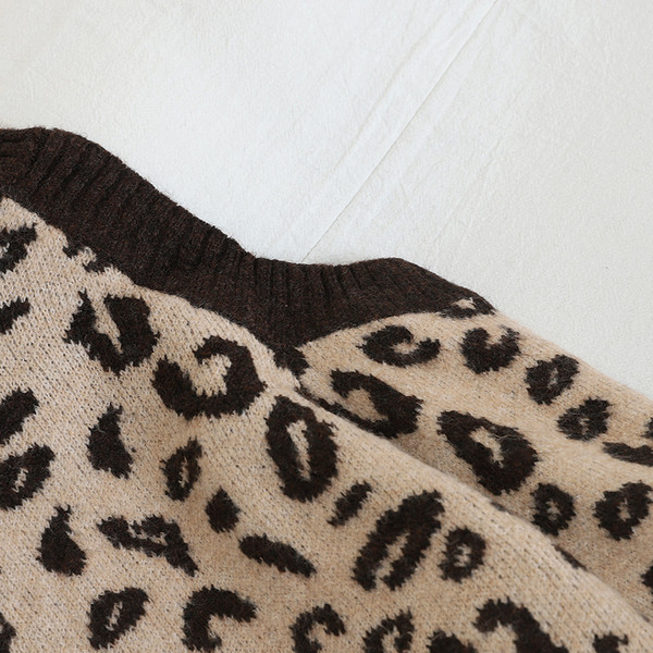 Μοντέρνο γυναικείο πουλόβερμε γυμνούς ώμους και μια λεοπάρδαλη εκτύπωση σε δύο χρώματα