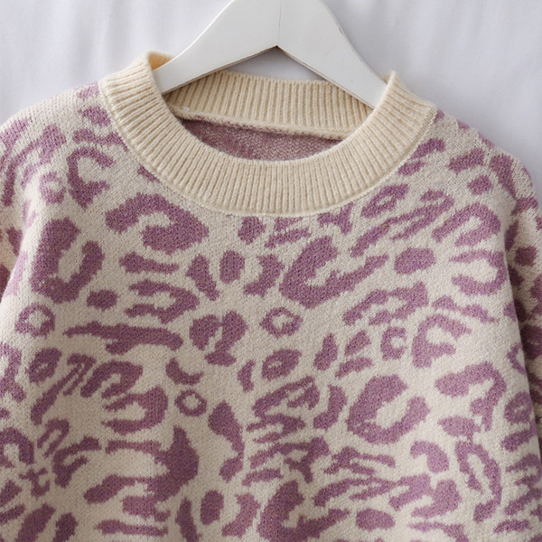 Női alkalmi pulóver ovális nyakkivágással és állatmintával, három színben