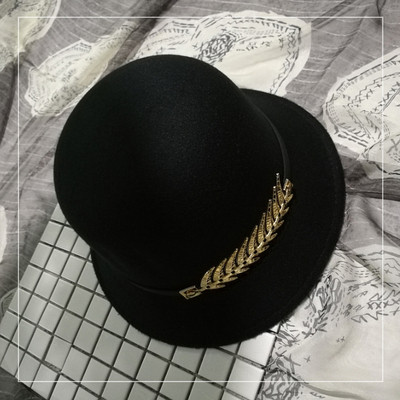 Palarie moderna de dama cu element metalic in negru