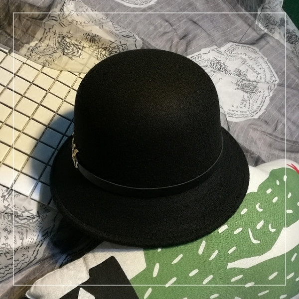 Palarie moderna de dama cu element metalic in negru