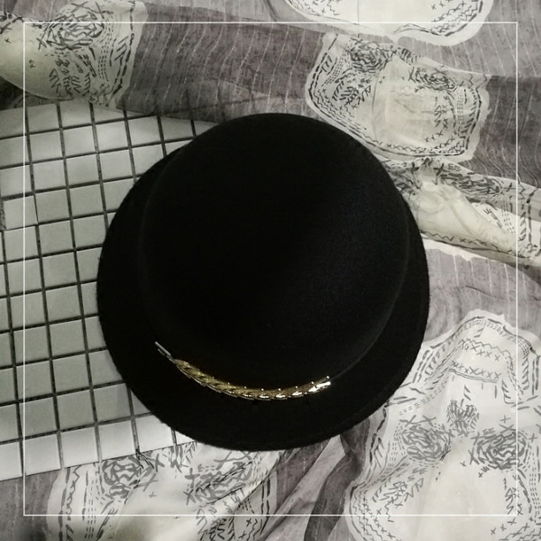 Palarie moderna de dama cu element metalic in negru