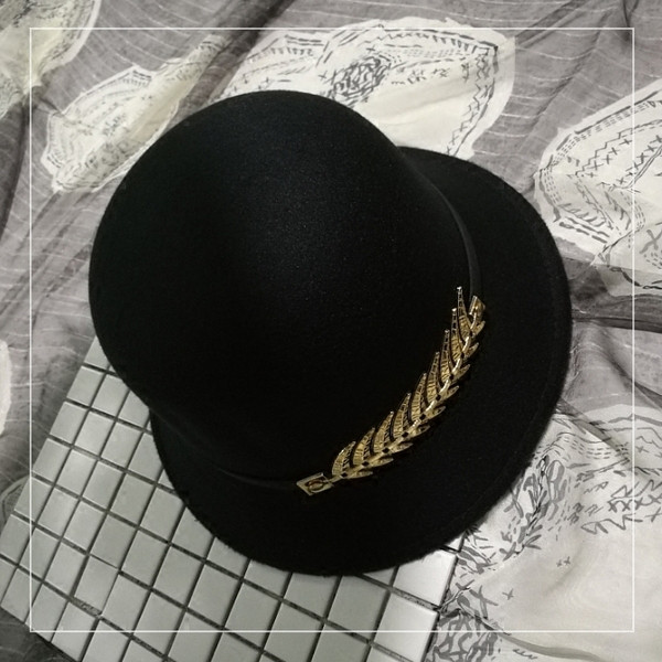 Palarie moderna de dama cu element metalic in negru