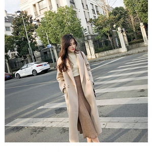 Női kabát hosszú és széles modell bézs és fekete színben