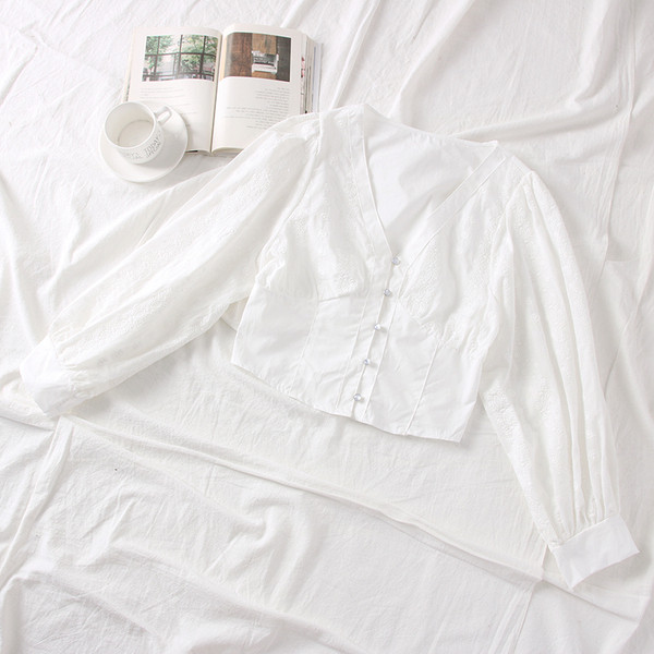 Νέο μοντέλο γυναικεία μπλούζα με λαιμόκοψη στο άσπρο, μαύρο και καφέ χρώμα