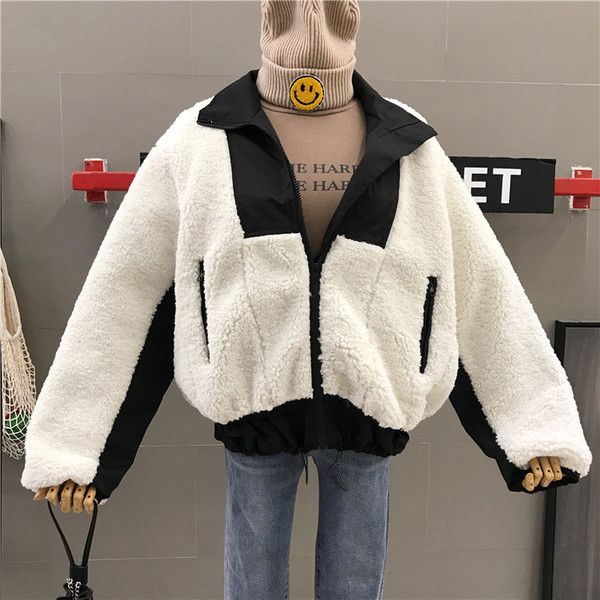 Γυναικείο μπουφάν με τσέπες σε μαύρο και άσπρο χρώμα