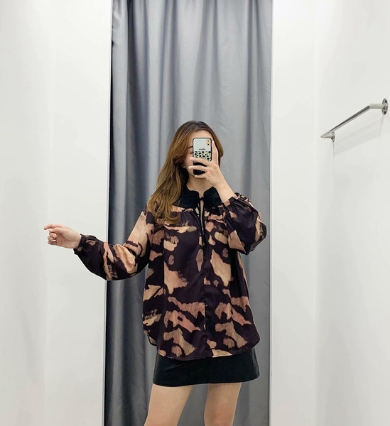 Bluză largă de damă, cu legături la decolteu și model cu model