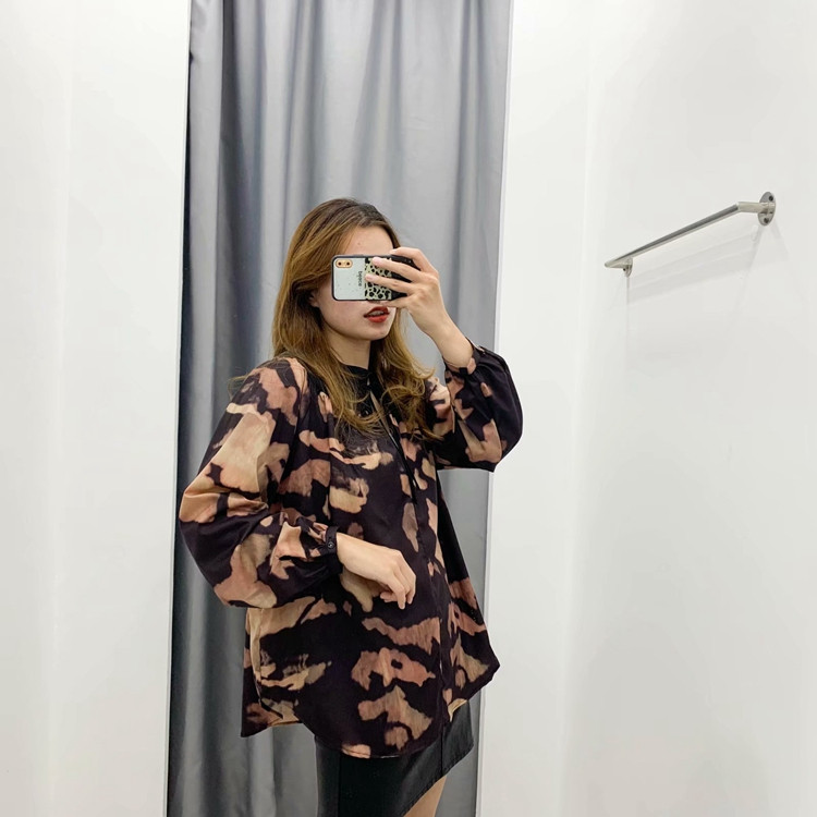 Bluză largă de damă, cu legături la decolteu și model cu model