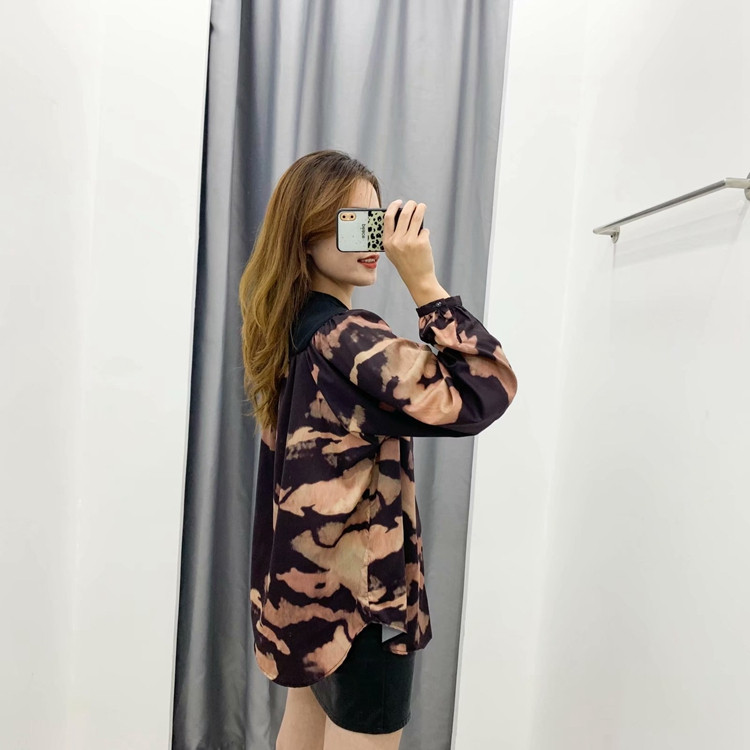 Bluză largă de damă, cu legături la decolteu și model cu model