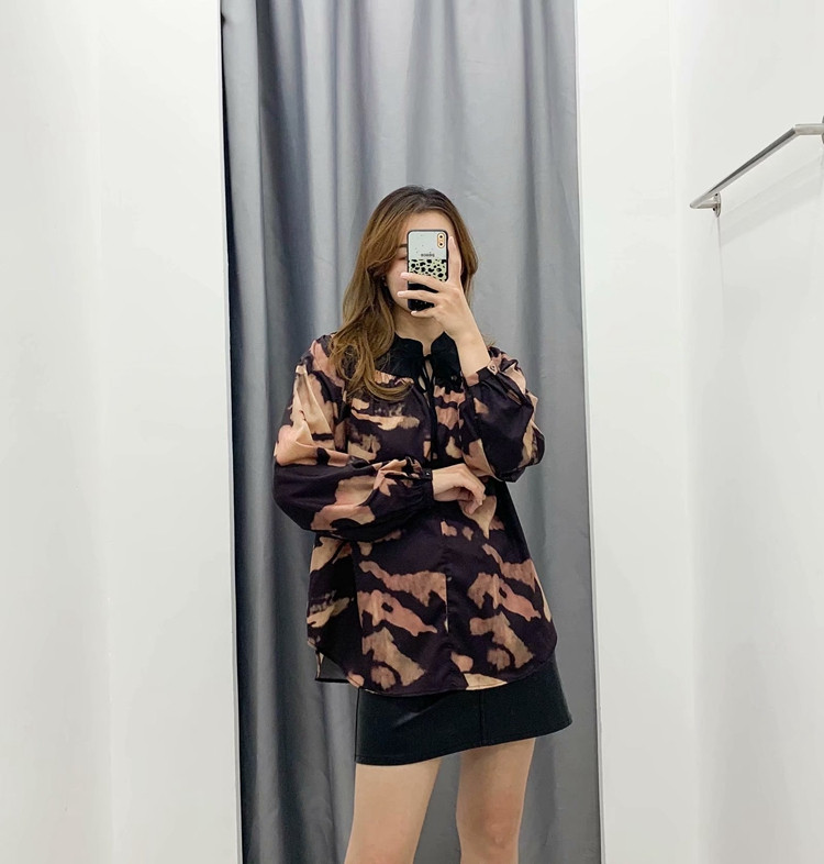 Bluză largă de damă, cu legături la decolteu și model cu model