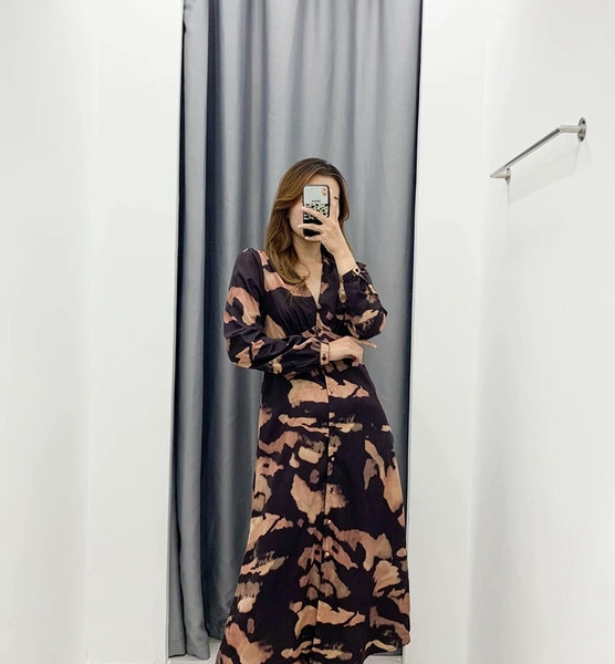 Rochie lunga si lata cu nasturi si model colorat