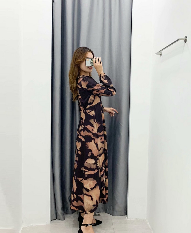 Rochie lunga si lata cu nasturi si model colorat