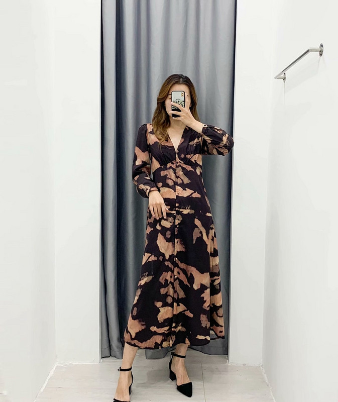 Rochie lunga si lata cu nasturi si model colorat