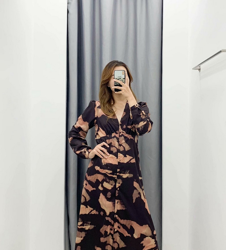 Rochie lunga si lata cu nasturi si model colorat