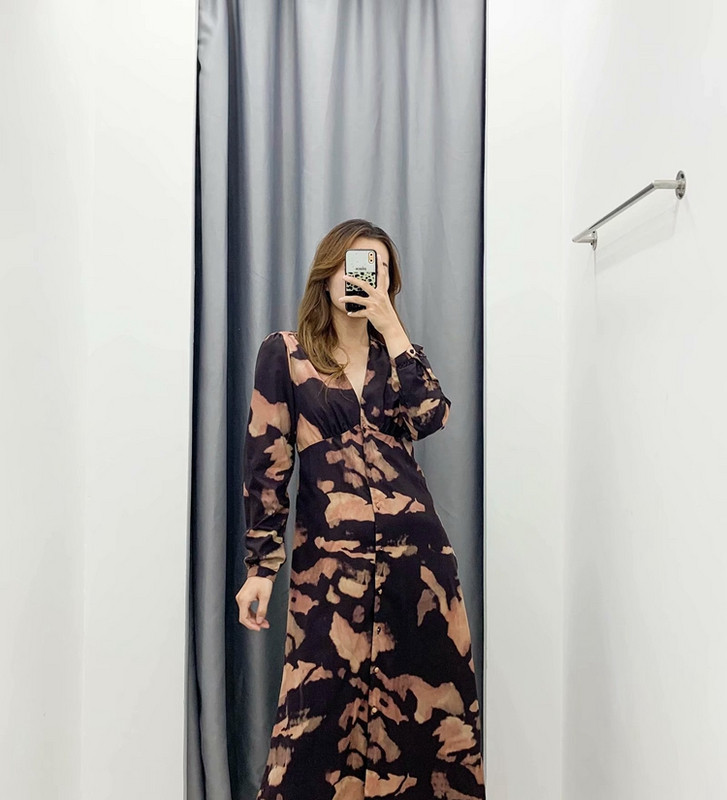 Rochie lunga si lata cu nasturi si model colorat