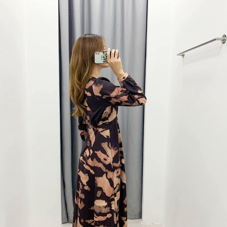 Rochie lunga si lata cu nasturi si model colorat