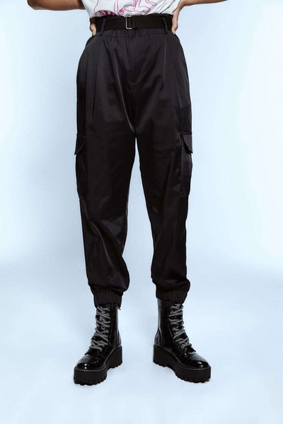 Дамски спорно-ежедневен панталон с колан и джобове в черен цвят