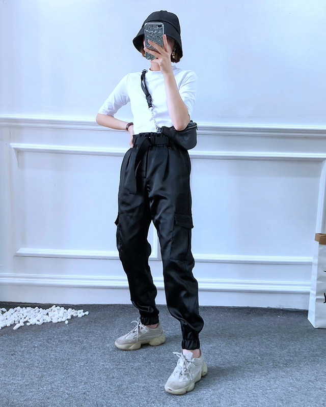 Pantaloni de damă controversați-casual cu curea și buzunare în negru