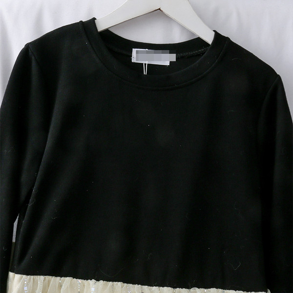 Rochie elegantă de damă cu mâneci lungi și tul în bej și negru