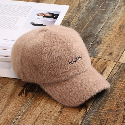 Μοντέρνο γυναικείο καπέλο κυπέλλου με γείσο και κεντήματα σε λευκό, μαύρο, μπεζ και ροζ χρώμα