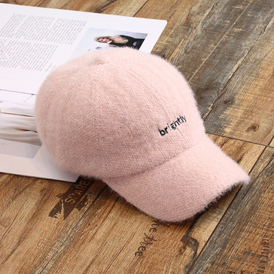 Μοντέρνο γυναικείο καπέλο κυπέλλου με γείσο και κεντήματα σε λευκό, μαύρο, μπεζ και ροζ χρώμα