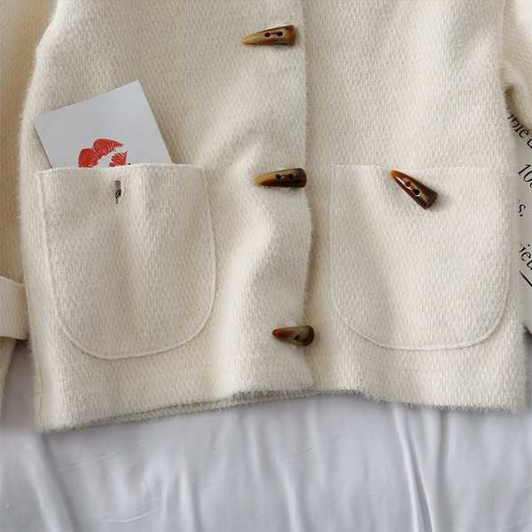 Palton scurt de dama modern cu nasturi si buzunar in roz, alb si verde