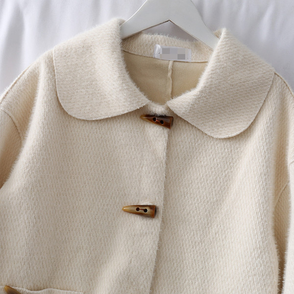 Palton scurt de dama modern cu nasturi si buzunar in roz, alb si verde