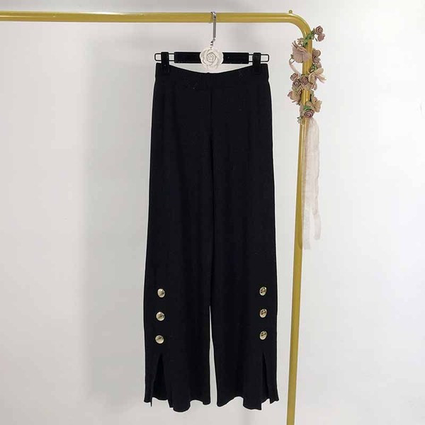 Μακριά και μεγάλα πλεκτά παντελόνια με κουμπιά και σχισίματα