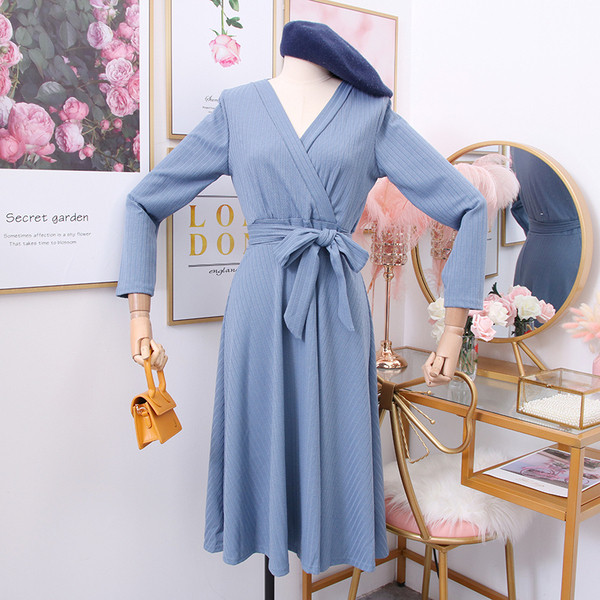 Rochie de dama model nou cu decolteu spitz - model croiat in albastru, rosu si negru