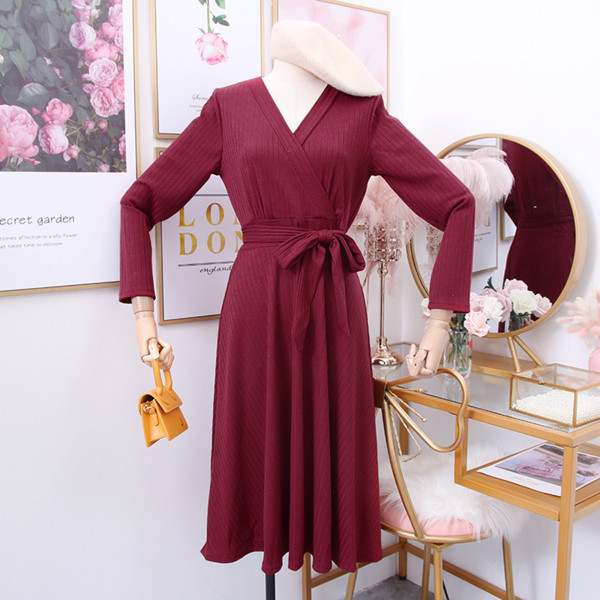 Rochie de dama model nou cu decolteu spitz - model croiat in albastru, rosu si negru