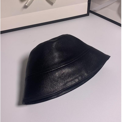 Δερμάτινο καπέλο σε μαύρο, καφέ, κίτρινο, μπεζ και μπορντό χρώμα