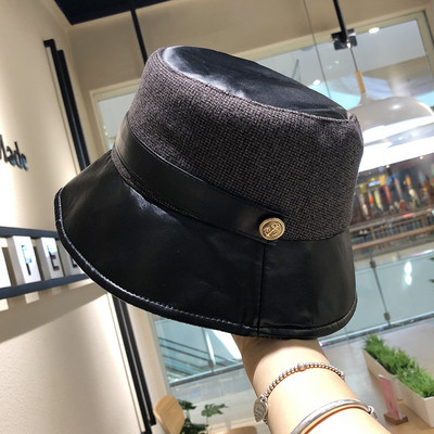 Μοντέρνο γυναικείο έκο δερμάτινο καπέλο σε μαύρο, λευκό, πορτοκαλί και μπεζ χρώμα